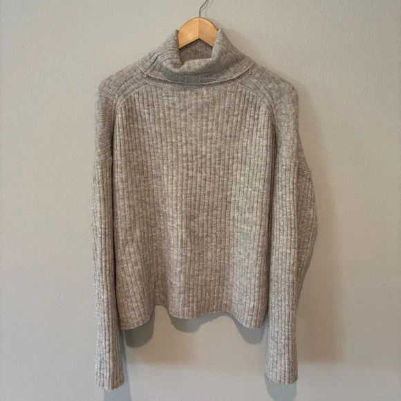 H&M Women’s Cowl Turtleneck Beige Long Sleeve Cozy Sweater NWT Size Small - Picture 1 of 12